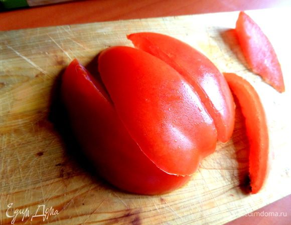 Делаем тюльпан из половинки помидора: делим её на 3 дольки,подрезаем уголки типа лепестков цветка.
