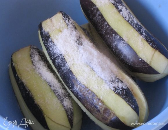 Посолить солью и оставить на 30 минут, чтобы вышла горечь.