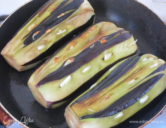 Обжарить баклажаны со всех сторон на сковороде с разогретым растительным маслом.