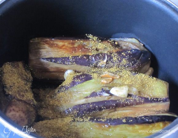 Сложить баклажаны в небольшую кастрюлю, засыпать хмели-сунели.