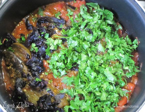 Добавить мелко нарезанную зелень кинзы и базилика. Тушить еще 5 минут.