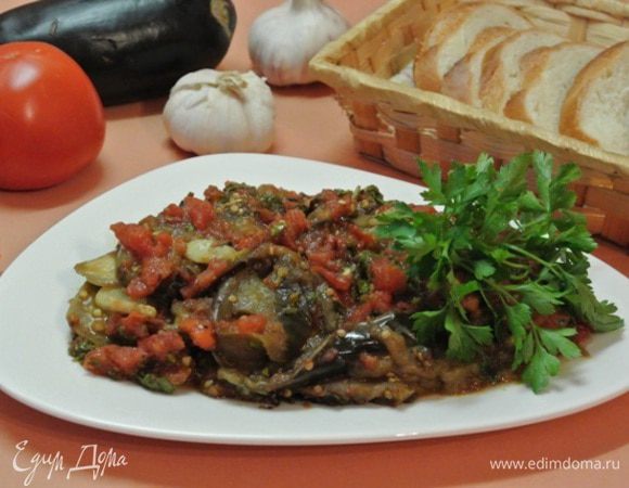 Поставить в холодильник на 2-3 часа. Нарезать баклажаны на кусочки прямо на тарелке. Сверху посыпать свежей зеленью.