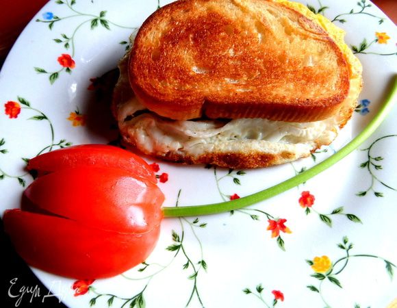 Переносим на тарелку,пристраиваем стебель петрушки рядом.