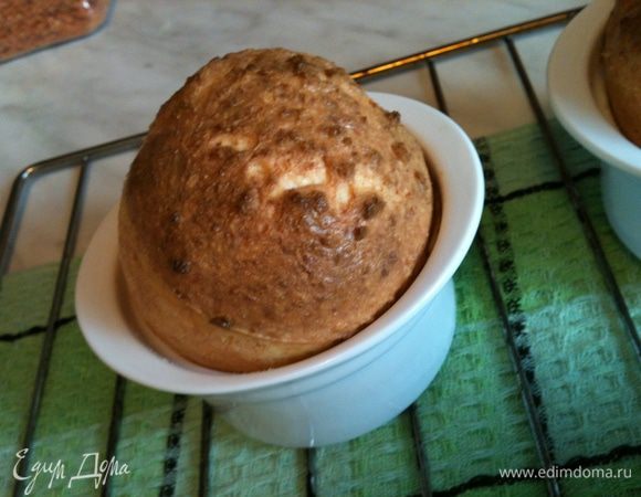 Готовое тесто выложить в смазанные и обсыпанные манкой формочки, выпекать при 180-200 градусах. 
