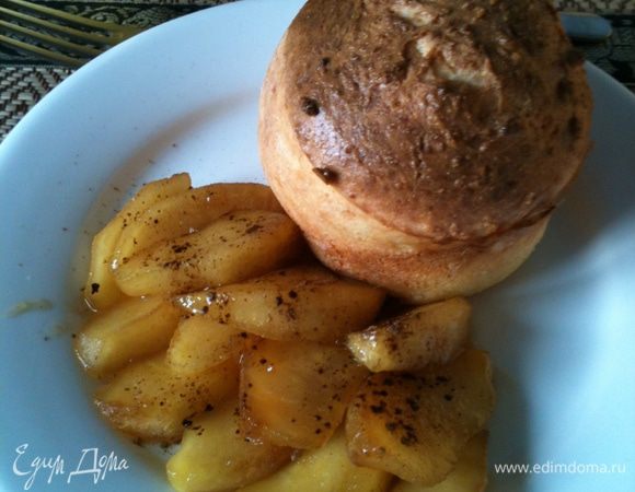 Яблоко очистить, нарезать на дольки, в сковороде растопить сливочное масло, добавить мед, выложить яблоко, снизить температуру, добавить пару- тройку ложек воды и потушить до желаемой мягкости, при подаче посыпать корицей!