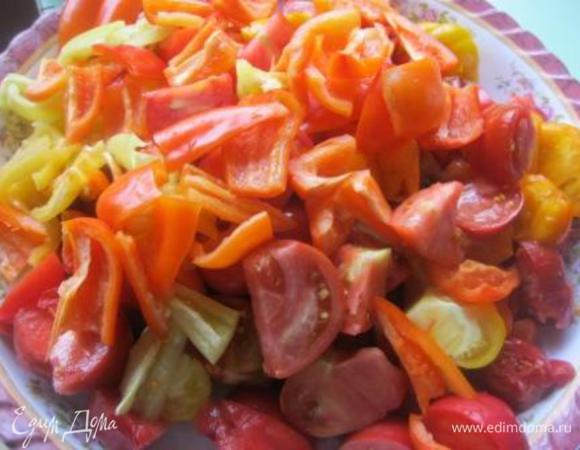 Подготовить подходящую кастрюлю, у меня была 10-литровая.
Все овощи тщательно вымыть.
 Помидоры нарезать крупно, пропустить через м/рубку.