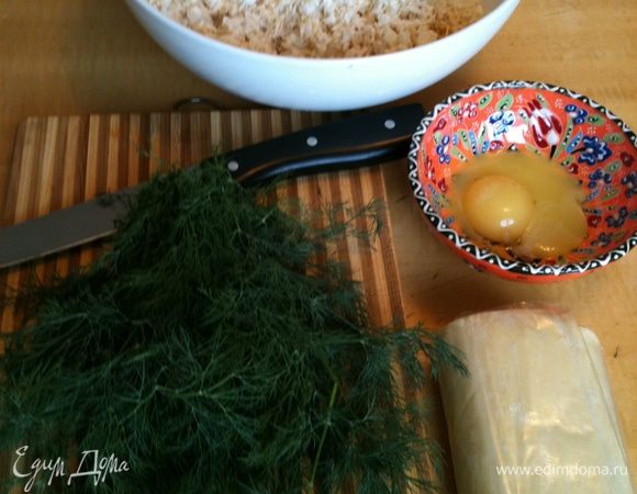 Сыры натереть, добавить творог, мелко нарезанный укроп. Соли не добавляла, у меня была очень соленая брынза.