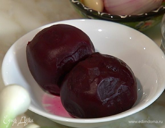 Свеклу отварить или запечь в духовке, затем почистить.