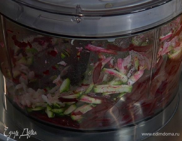 Цукини, свеклу и зеленый лук измельчить в комбайне.