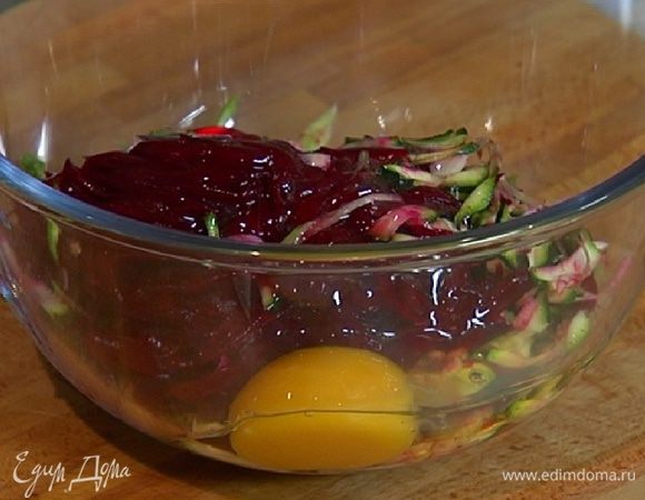 К измельченным овощам добавить яйцо, посолить и перемешать.