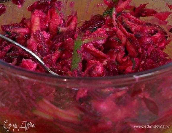 Добавить фету (немного оставить), размять все вилкой, затем всыпать рисовую муку, поперчить и перемешать.