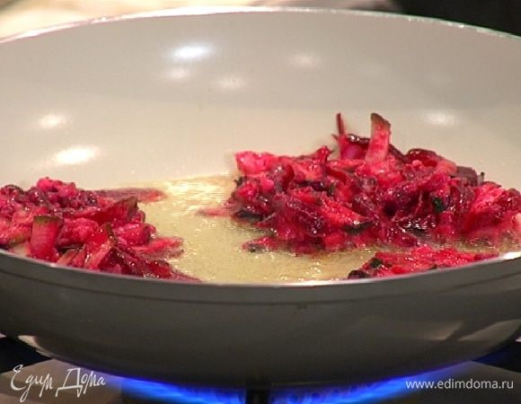 Разогреть в сковороде оливковое масло и ложкой выложить небольшие лепешки из овощной смеси.