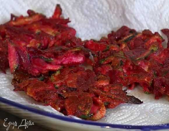 Обжарить оладьи с двух сторон до готовности, затем выложить на бумажное полотенце, чтобы удалить излишки жира.