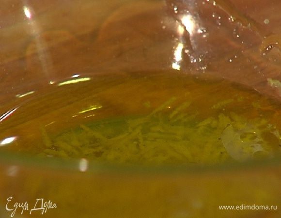 Приготовить заправку: соединить сок и цедру лимона, влить оливковое масло, посолить, поперчить и перемешать.