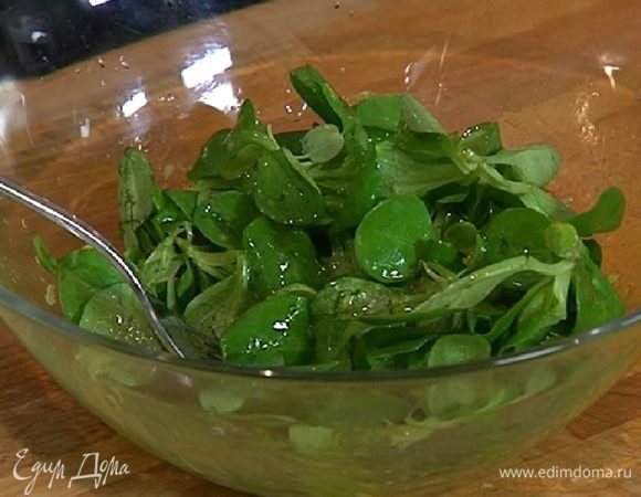 Листья корна полить заправкой, добавить листья мяты и перемешать.