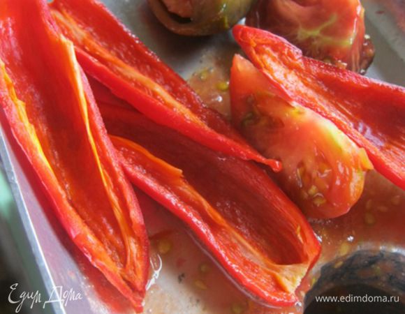 Красный острый перец аккуратно очистить от семян.