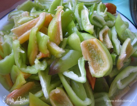 Болгарский перец нарезать кусочками.