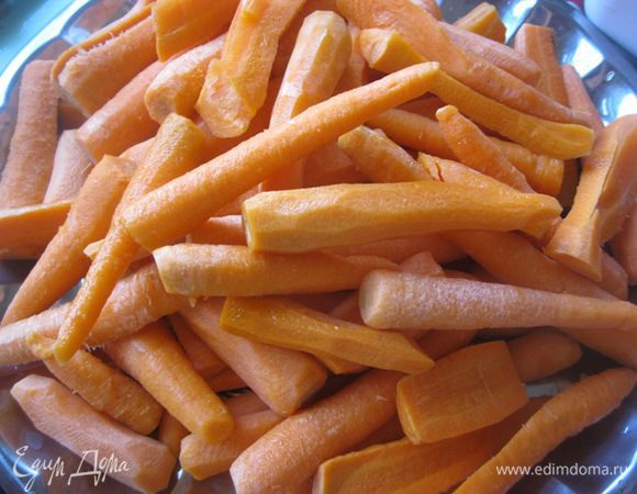 Морковь очистить, нарезать.