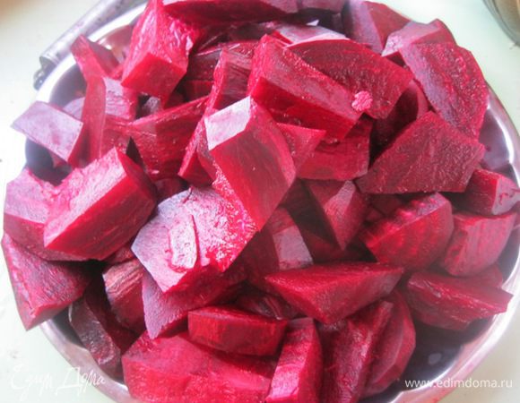 и свеклу.

Все пропустить через мясорубку или нашинковать ( кому, как удобнее).