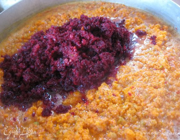 Все подготовленные овощи сложить в кастрюлю, дать закипеть.
И варить на среднем огне 60 минут.