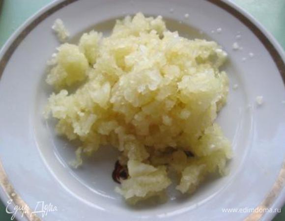 Чеснок ( 3 крупных головки) выжать через пресс.