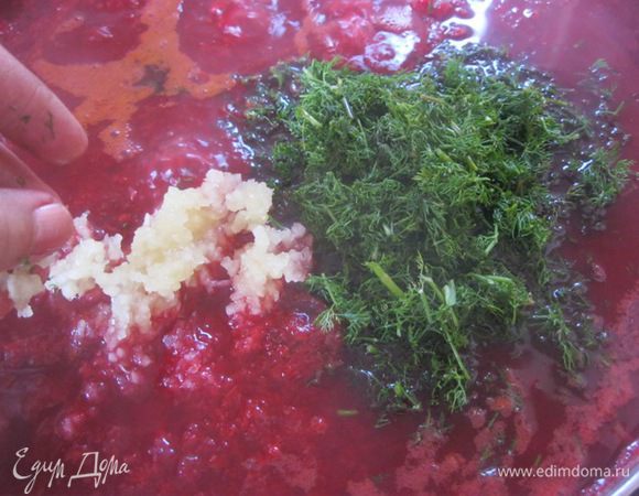 Добавить укроп и чеснок к кипящим овощам.