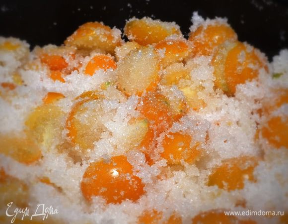 Порезать помидоры на дольки, засыпать сахаром и оставить на несколько часов, пока томаты не дадут сок и частично не растворится сахар. По желанию у помидор можно удалить семена и снять кожицу.