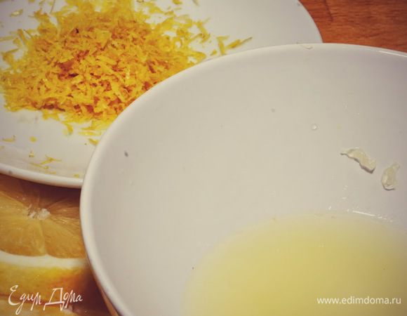 Варить варенье примерно 1 час. Пока варенье вариться снимаем цедру и выжимаем сок из мякоти лимона.