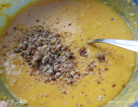 Добавляем по 1 яйцу, взбиваем все.
Добавляем пюре тыквы. А также цедру лимона, орехи, изюм. Я цедру заменила на апельсиновый джем домашний и сахар уменьшила. Джема добавила 2 ст. л.
Всыпаем муку, смешанную с разрыхлителем и соль. Все перемешиваем.