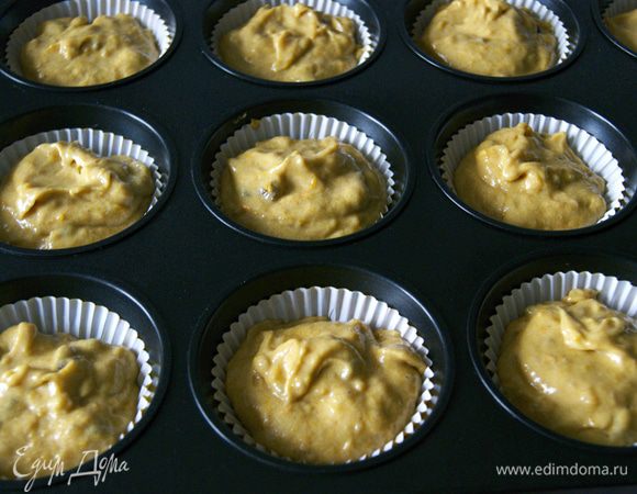 Распределяем тесто по формочкам, ставим выпекаться минут 20.
