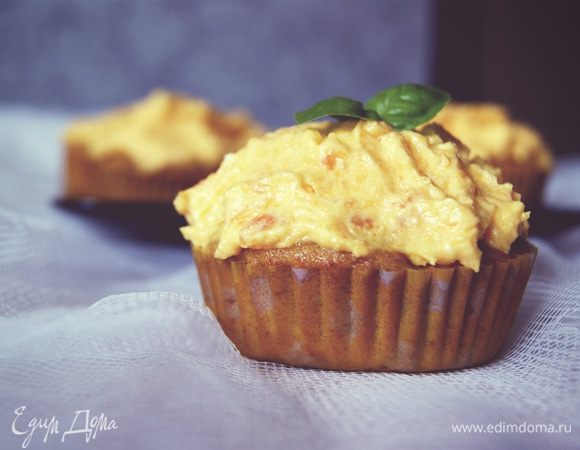 Занимаемся в это время кремом.
Морковь смешиваем с сыром и маслом. Добавляем постепенно сахарную пудру. Количество на свой вкус регулируйте.
Украшаем готовые тыквенные кексы кремом.