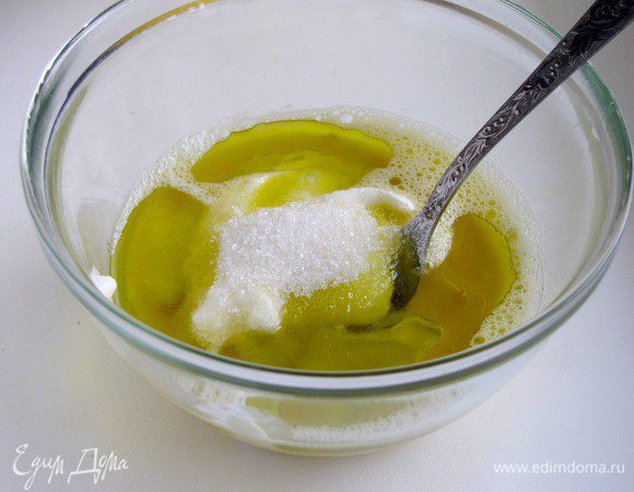 Отдельно смешать сметану, яйца, соль, сахар и растительное масло.