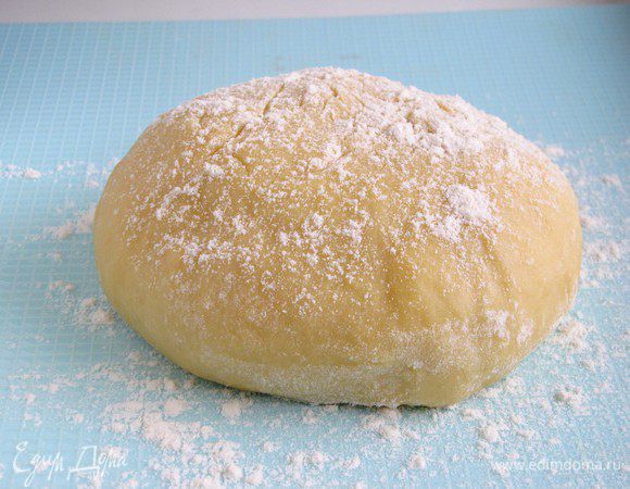 В сметанно-яичную смесь всыпать муку и замесить тесто. Тесто должно быть мягким и не липнуть к рукам. Накрыть тесто салфеткой и оставить в теплом месте для подъема.