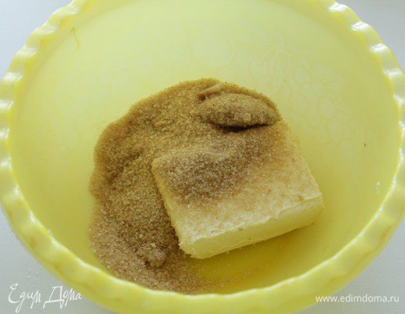 Размягченное сливочное масло взбить с сахаром.