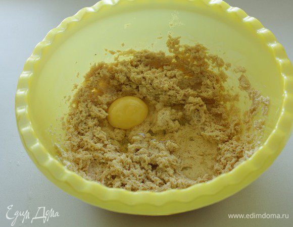 Добавить яйца, продолжая взбивать.