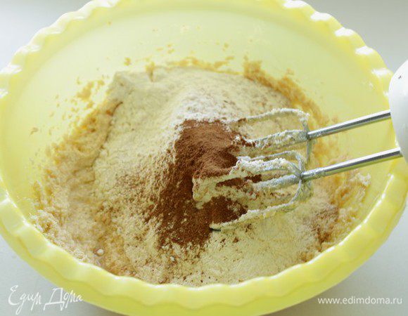 Всыпать в масляную массу просеянную муку с разрыхлителем, соль и корицу.