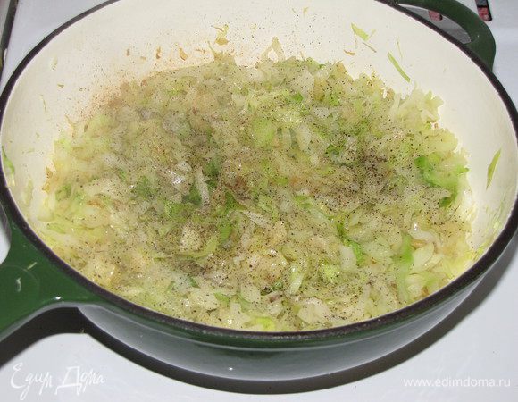 На сковороде разогреть половину сливочного и растительного масла, обжарить мелко нарубленный лук до прозрачности, затем добавить мелко нашинкованную свежую капусту и жарить минут 10, помешивая, до готовности. Посолить и поперчить по вкусу. Остудить.