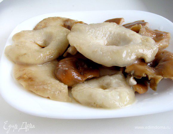 Соленые грибы, у меня грузди и рыжики, вымыть, дать стечь воде.