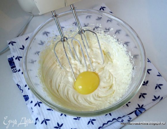 Для основы: Мягкое сливочное масло взбить с сахарной пудрой в пышную массу. Затем по одному добавить желтки, не прекращая взбивать.
