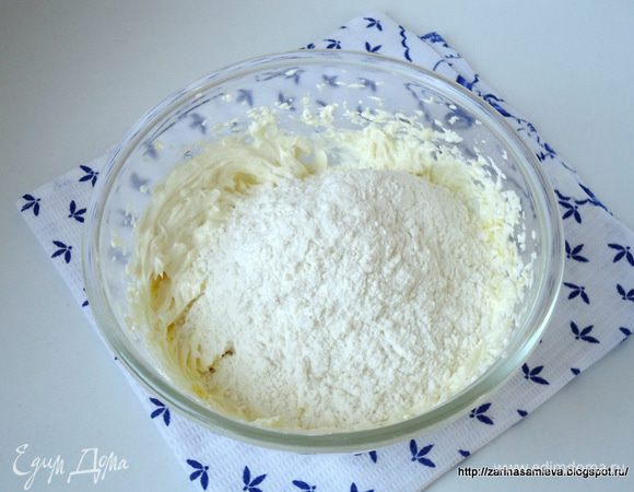 Муку, крахмал, разрыхлитель и ванилин просеять.