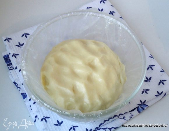 Замесить мягкое тесто.