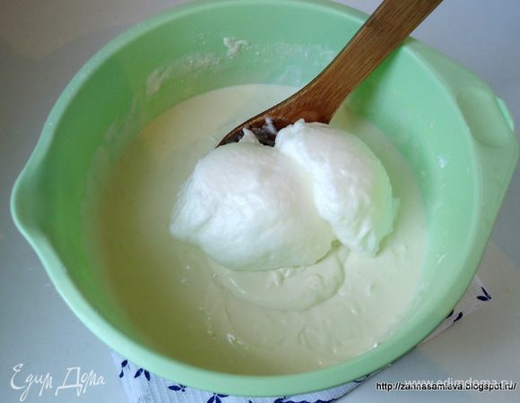 Отдельно взбить белки и ввести в творожную массу. Аккуратно перемешать лопаткой, что бы масса осталась пышной и белки не осели.