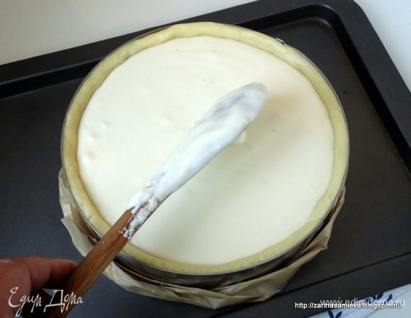 Выложить начинку на песочную основу и разровнять лопаткой.