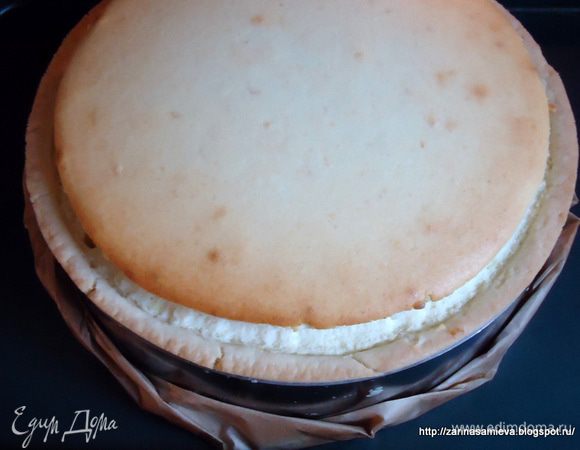Убрать торт обратно в духовку, выпекать ещё 30 минут. Затем температуру уменьшить до 170°С и печь ещё 10 минут. Когда время выпечки закончится, духовку выключить. Торт оставить остывать прямо в духовке лишь только приоткрыв её дверцу. За это время торт осядет и станет ровным.