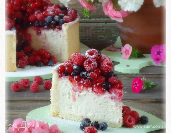 Остывший торт освободить из формы, выложить на блюдо и украсить ягодным ассорти.