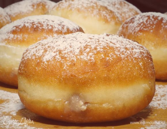 Готовые пончики посыпаем сахарной пудрой.