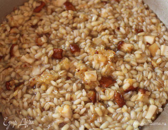 Когда вино выпарится, начинаем небольшими порциями добавлять бульон (овощной или грибной). Бульон должен всегда слегка покрывать крупу. Готовить, не переставая помешивать, до полной готовности перловки. Немного приправить солью. В процессе готовки перлотто приобретает карамельный цвет и кремовую структуру.