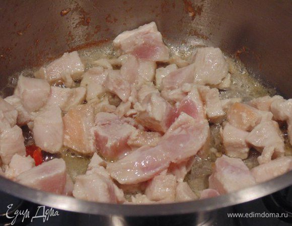 Куриное филе порезать кубиками. В кастрюле разогреть 2 ст.ложки оливкового масла, добавить кусочек красного острого перца, обжарить на сильном огне куриное филе до румяной корочки. Филе переложить в тарелку, накрыть фольгой.