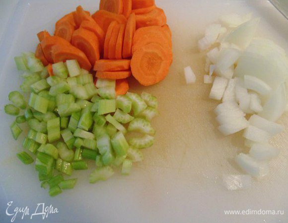Лук и сельдерей порезать мелко, морковь - колечками.