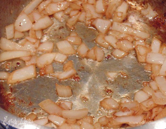 В кастрюлю добавить 1 ст. ложку оливкового масла, обжарить лук. 